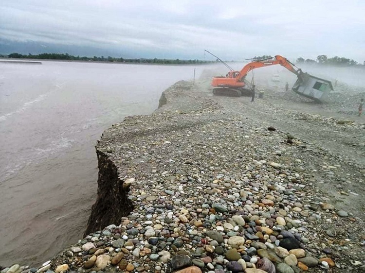महाकाली नदीका बाढीमा फसेका पाँचजना रुखमा : उद्धार गर्न आग्रह