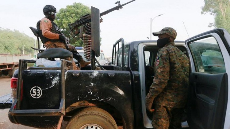 नाइजेरियामा बन्दुकधारीले कारागारमा आक्रमण गरी ८०० भन्दा बढी कैदी भगाए