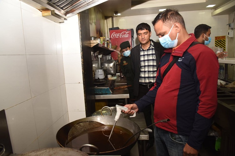 म्याद सकिएको सामग्री प्रयोग गरेको भन्दै गुलाबलाई रु दुई लाख जरिवाना