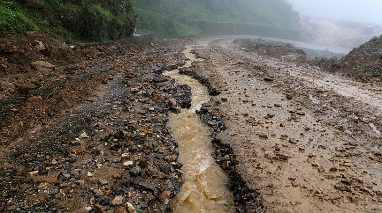 बाढीका कारण अवरुद्ध पाँच सडक अझै  खुल्न सकेनन्