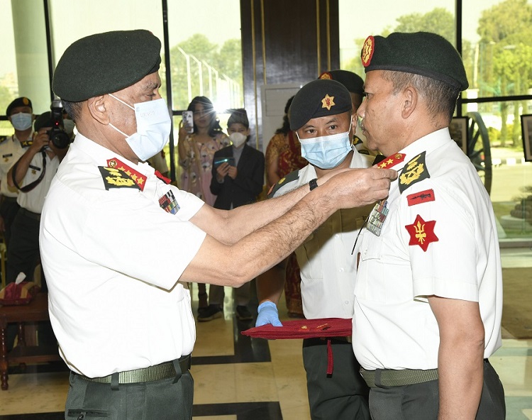 प्रधानसेनापति शर्माद्वारा रथी राणालाई दज्र्यानी चिह्न प्रदान