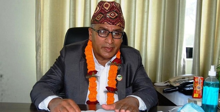 आयोजनास्थल पुगेरै ठेकेदारलाई ताकेता गर्दै मन्त्री बराल