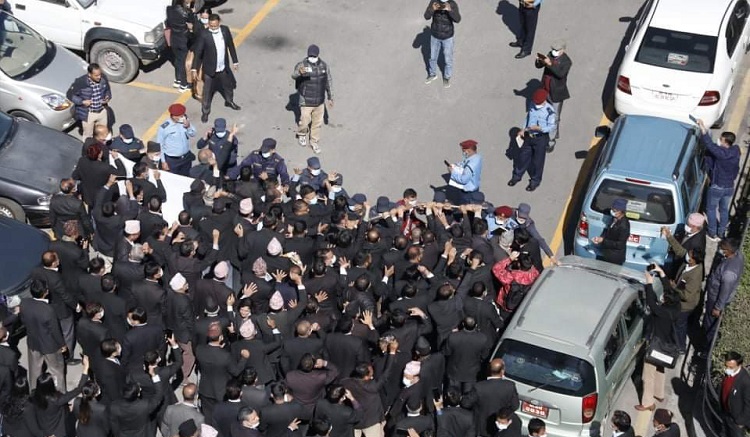 प्रहरीसँगको घम्साघम्सीमा नेपाल बारका अध्यक्ष र सर्वोच्च बारका सचिव घाइते