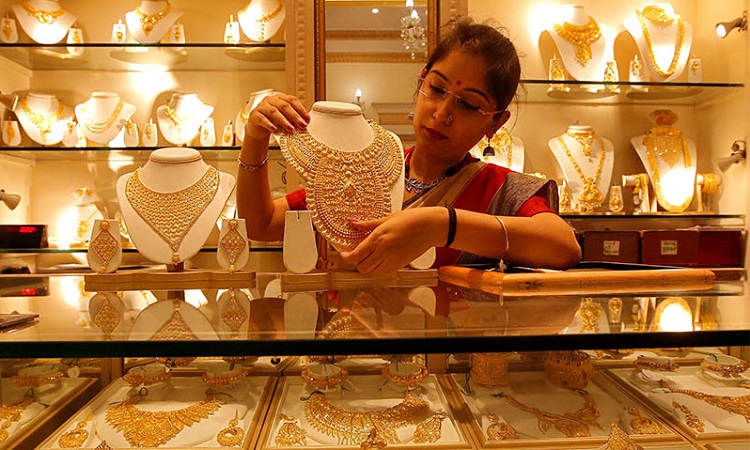 सुनको मूल्य घट्यो, कतिमा हुँदैछ कारोबार ?