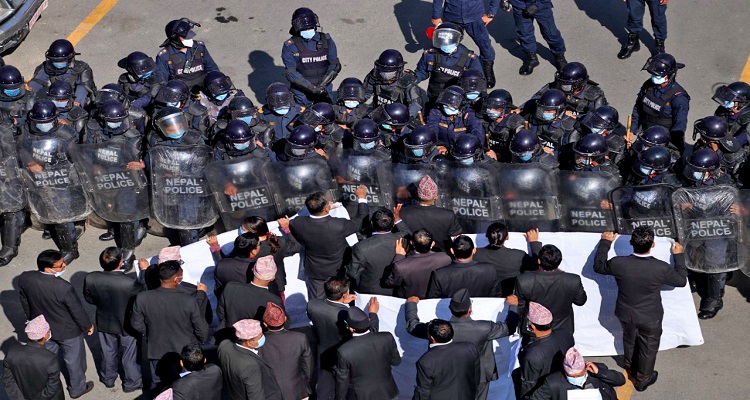 कानुन व्यवसायीद्वारा गृहमन्त्री खाँडको राजीनामा माग