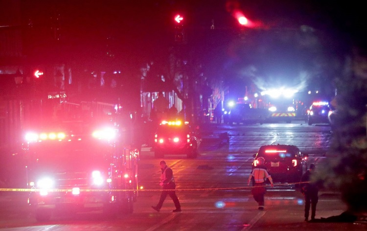 अमेरिकामा क्रिसमस परेडमा गाडी ठोक्किँदा पाँच जनाको मृत्यु, ४० घाइते