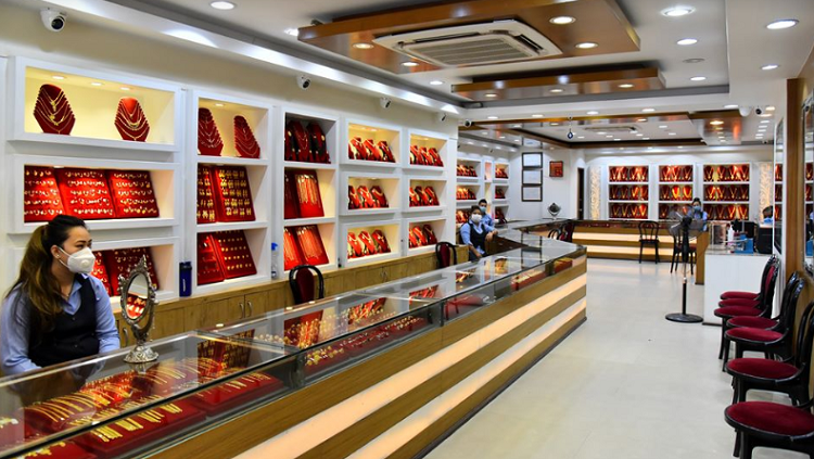 सुनको मूल्य घट्यो, कतिमा हुँदैछ कारोबार ?