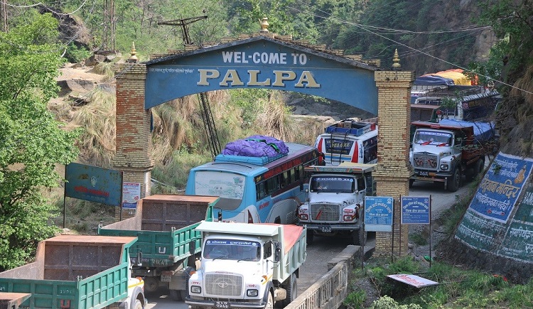 आजबाट दैनिक  ११ घण्टा तानसेन - तम्घास सडकखण्ड बन्द हुने