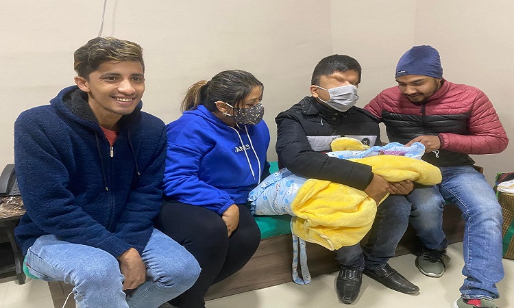 संचारकर्मी रमेश प्रसाईं र सामाजसेवी नन्दा सिंहलाई पूत्री लाभ