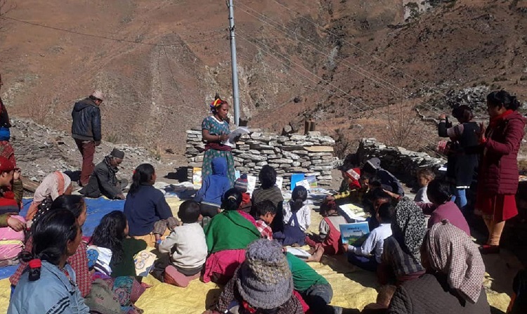 खुला आकाशमुनि पढ्दै रोल्पाको धारपानीका बालबालिका