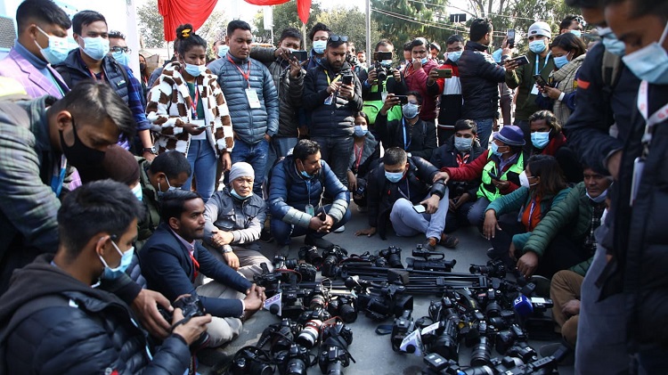 कांग्रेस महाधिवेशन :  प्रहरीले दुर्व्यवहार गरेको भन्दै पत्रकारहरूले गरे ‘क्यामरा डाउन’