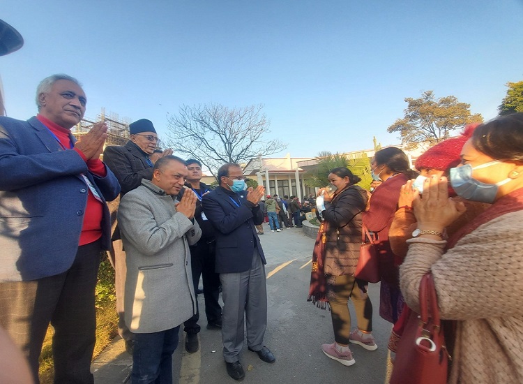 कांग्रेस सभापतिका दुवै प्रत्यासी मतदातासँग मत माग्दै