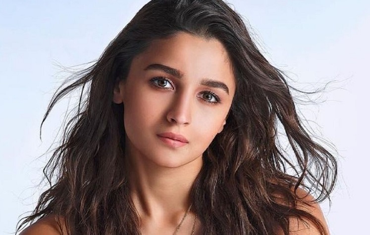 बलिउड नायिका आलिया भट्टविरुद्ध एफआईआरको तयारी