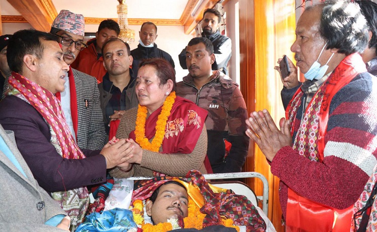 जिम्मेवारी लिनुअघि महामन्त्री शर्माले भेटे जनआन्दोलनका घाइते कायस्थलाई