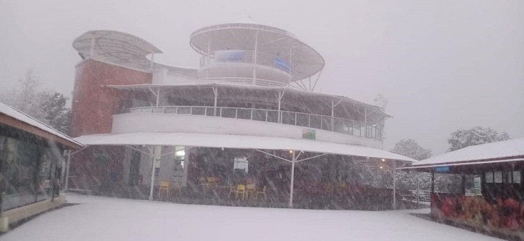 चन्द्रागिरिमा हिउँ पर्‍यो (तस्बिरहरू)