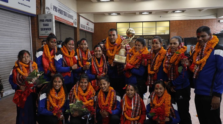 स्वर्ण विजेता महिला भालिबल टोली स्वदेश फिर्ता