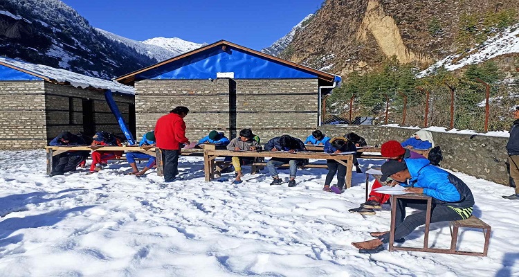 हिउँमाथि बसेर परीक्षा दिएको तस्बिरको कथा