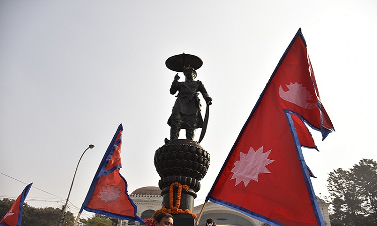 पृथ्वीनारायण शाहको सालिकमा माल्यार्पण गर्दै पूर्वराजा ज्ञानेन्द्र