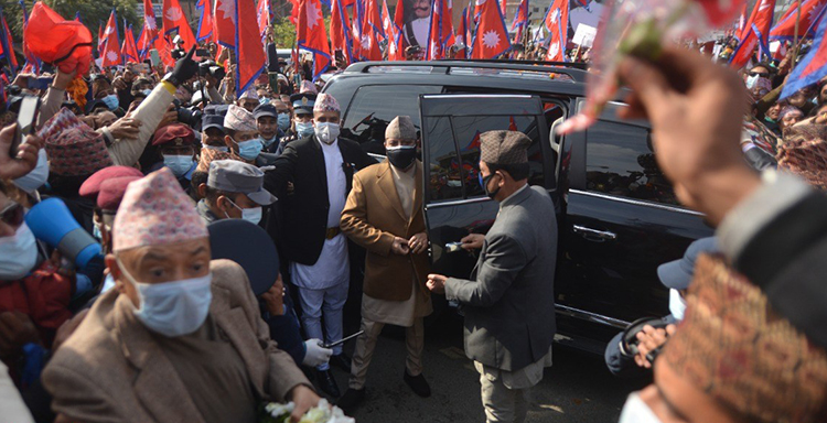 राष्ट्रपति भण्डारी र पूर्वराजा ज्ञानेन्द्रले एउटै शालिकमा माला लगाए