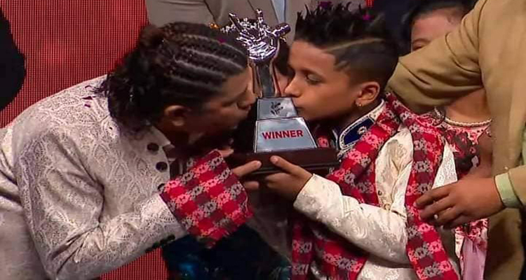 भ्वाइस किड्स सिजन १ को उपाधि जेनिश उप्रेतीले हात पारे