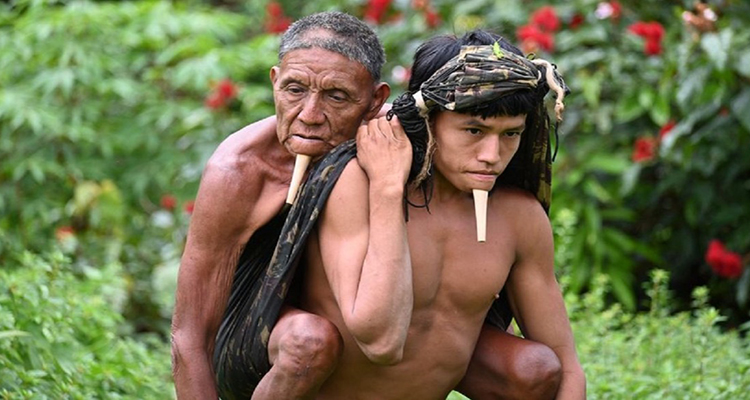 कोभिड खोप वितरणमा  चुनौतीपूर्ण  अवस्थाको मनोदशा दर्शाउने भाइरल तस्बिरको कथा