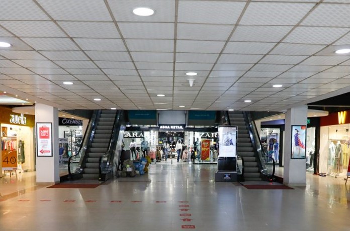 पार्टी प्यालेसमा ५० जना र सपिङ मलमा २५ जना