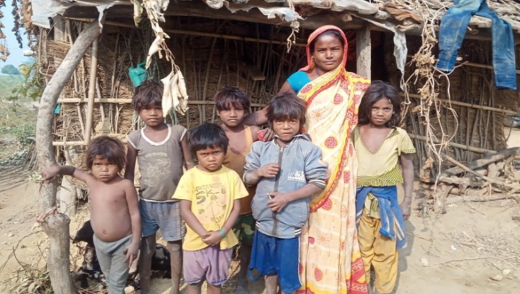 कठ्यांग्रिएको मुसहर बस्ती राहतको पर्खाइमा (फोटो कथा)