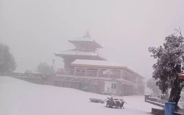 चन्द्रागिरी डाँडामा हिउँ पर्न सुरु