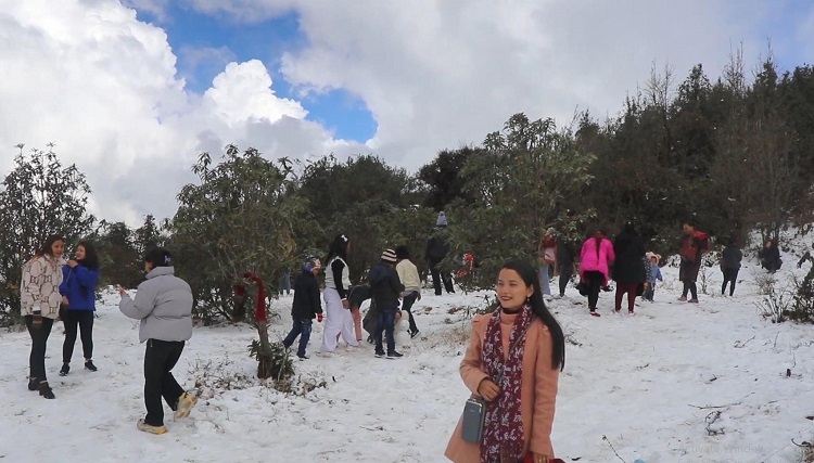 हिमपात : जनजीवन कष्टकर, पर्यटकलाई रमाइलो