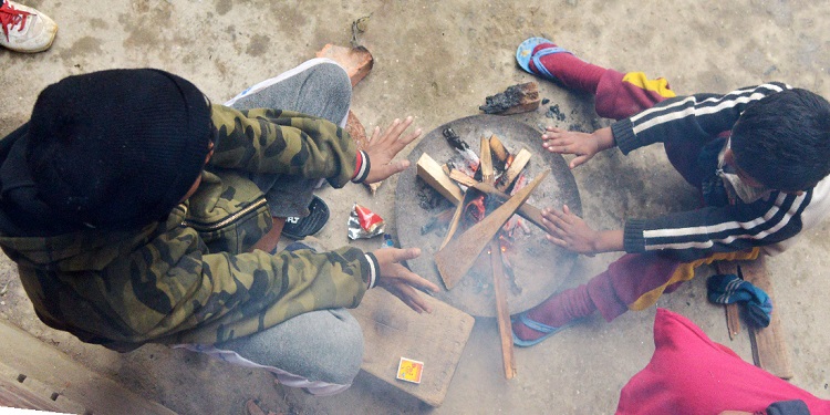 राजधानीमा जाडो बढेपछि आगो ताप्नेको ताँती (फोटोफिचर)