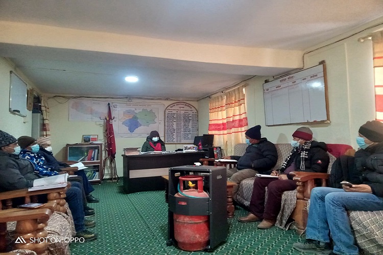 जुम्लामा स्वास्थ्य सामग्री जुटाउँदै