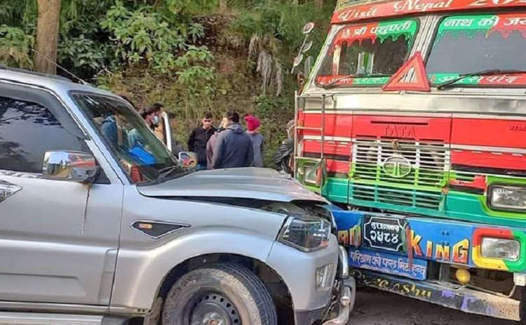 प्रदेशसभा सदस्य चढेको गाडी दुर्घटना