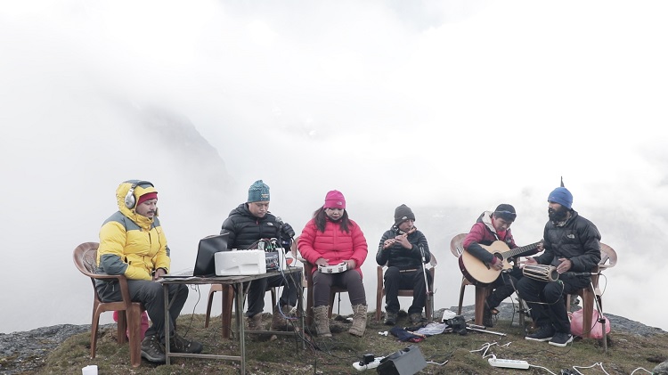 विश्वकै अग्लो स्थानमा म्युजिक भिडियो छायांकन गर्ने युवाले लेखाए गिनिज बुकमा नाम