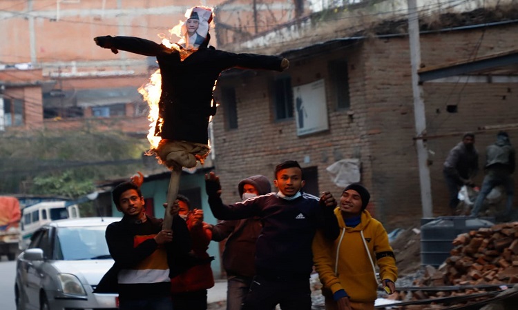 प्रधानमन्त्री देउवाकाे पुत्ला दहन (फोटोफिचर)