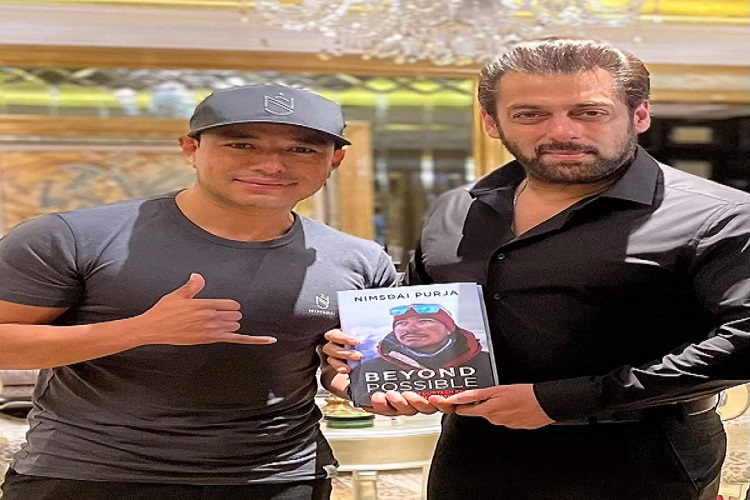 सलमानको हातमा निर्मलको बायोग्राफी