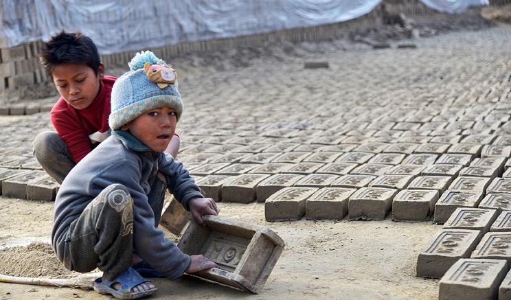 ईंटा भट्टामा बालबालिका (तस्विरहरु)