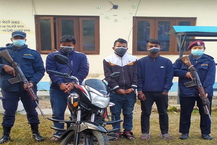 चाेरीकाे माेटरसाइकलसहित तीन जना पक्राउ