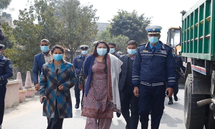 अतिक्रमित सडकपेटी खाली गराउन मन्त्री झाँक्री सडकमा