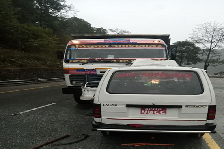 टिपरमा भ्यान ठोक्किँदा दुई जनाको मृत्यु, एक गम्भीर