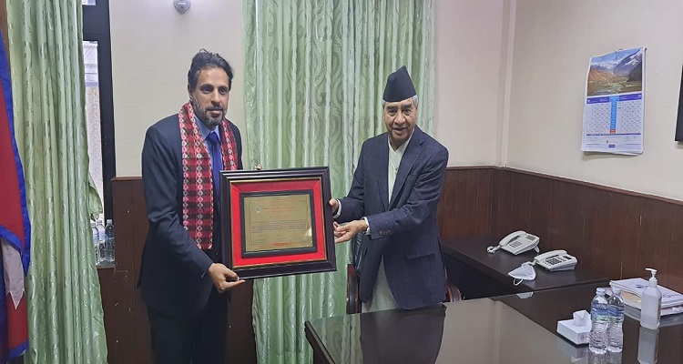 नेपाली फुटबल टोलीका मुख्य प्रशिक्षक अल्मुताइरीलाई प्रधानमन्त्री देउवाले  गरे सम्मान