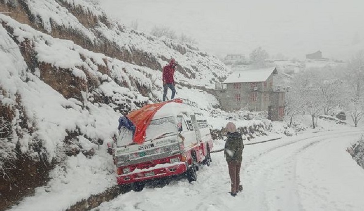 अवरुद्ध सडक खुलाउन हिउँ पन्छाउँदै जिल्ला विपद् समिति