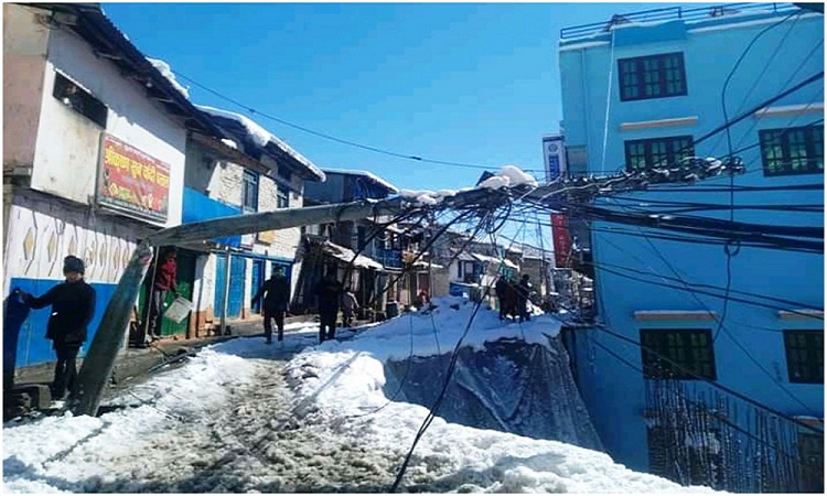 सोलुमा हिमपातः तीन दिनदेखि सिद्विचरण राजमार्ग अवरुद्ध