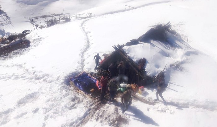 हिउँमा फसेका ३४ जनालाई राहत दिएर फर्कियो हेलिकोप्टर