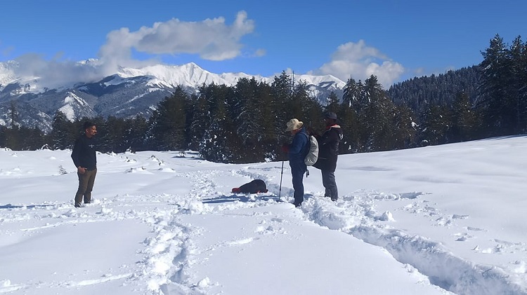 हिउँले ढकमक्क रारा (फाेटाेफिचर)