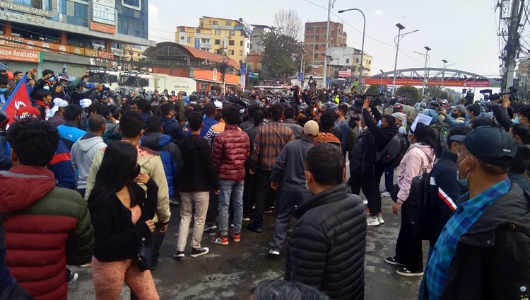 प्रदर्शनका क्रममा अखिल अध्यक्ष पराजुली पक्राउ, वाईसीएसल संयोजक देवकोटा घाइते