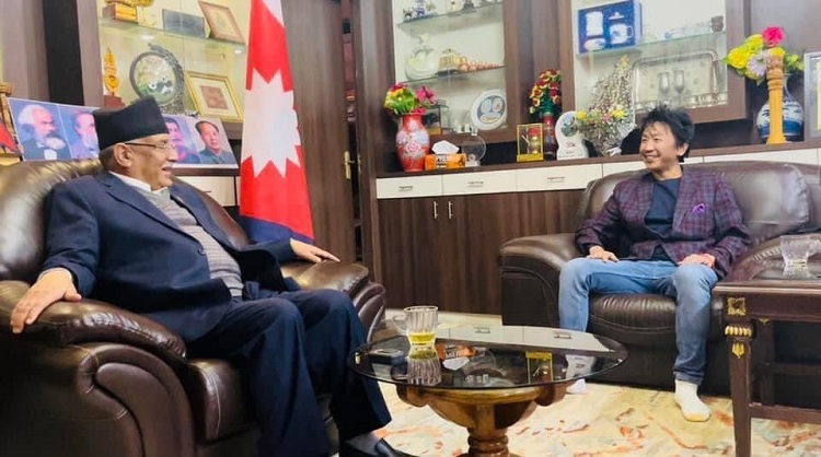 कलाकारसँगको भेटवार्तामा मस्त प्रचण्ड