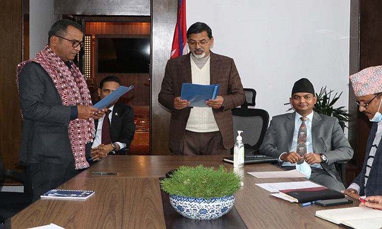 धितोपत्र बोर्डका अध्यक्ष हमालले गरे पदभार ग्रहण