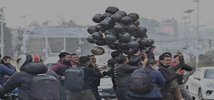 एमसीसीको विरुद्धमा क्रान्तिकारीले उडायो कालो बेलुन