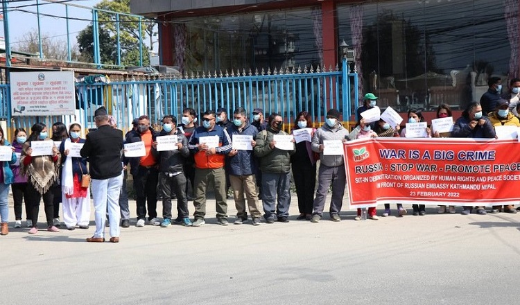 युक्रेनमाथिको अतिक्रमण बन्द गर्न माग गर्दै रसियन दूतावासमा ज्ञापनपत्र