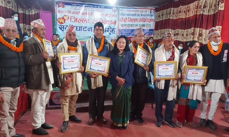 जागिरबाट हटाइएका कर्मचारी सम्मानित